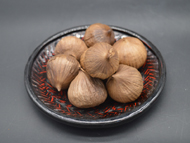 黑蒜廠(chǎng)家介紹黑蒜，老人們都愛(ài)吃，養(yǎng)生效果到底如何？
